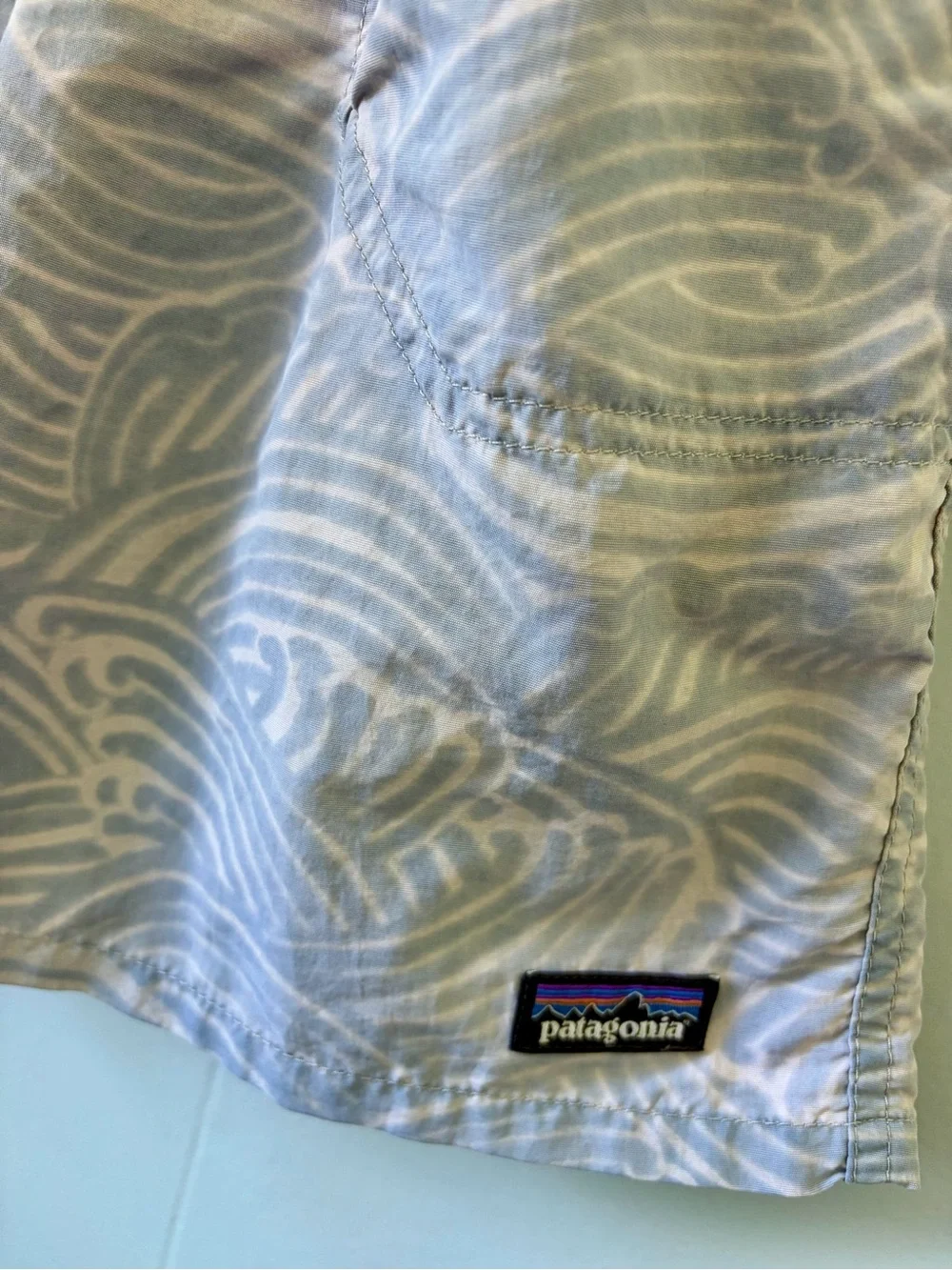 Patagonia Boys Light Gray & White Wave-Print Swim Trunks M